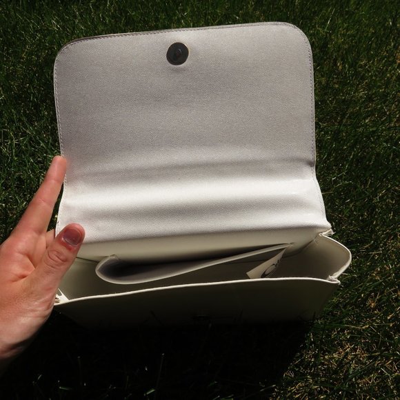 White Handbag with Amber Chainlink Strap - Picture 5 of 8